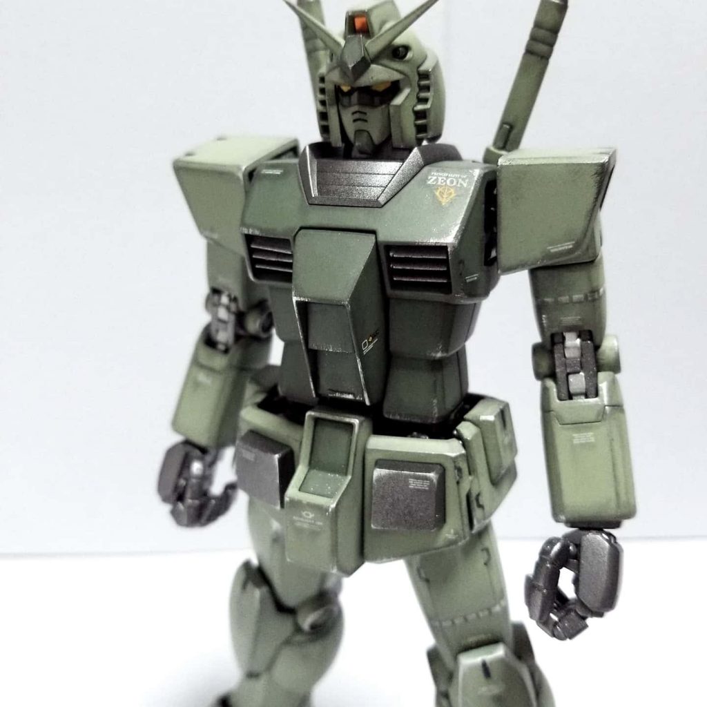 下半身中央にあるV時マークはつけてません。