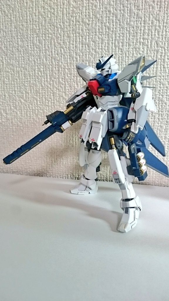 オリジナル武装として、大型のビームライフルと脚部にライフルの予備カートリッジを設けてみました。