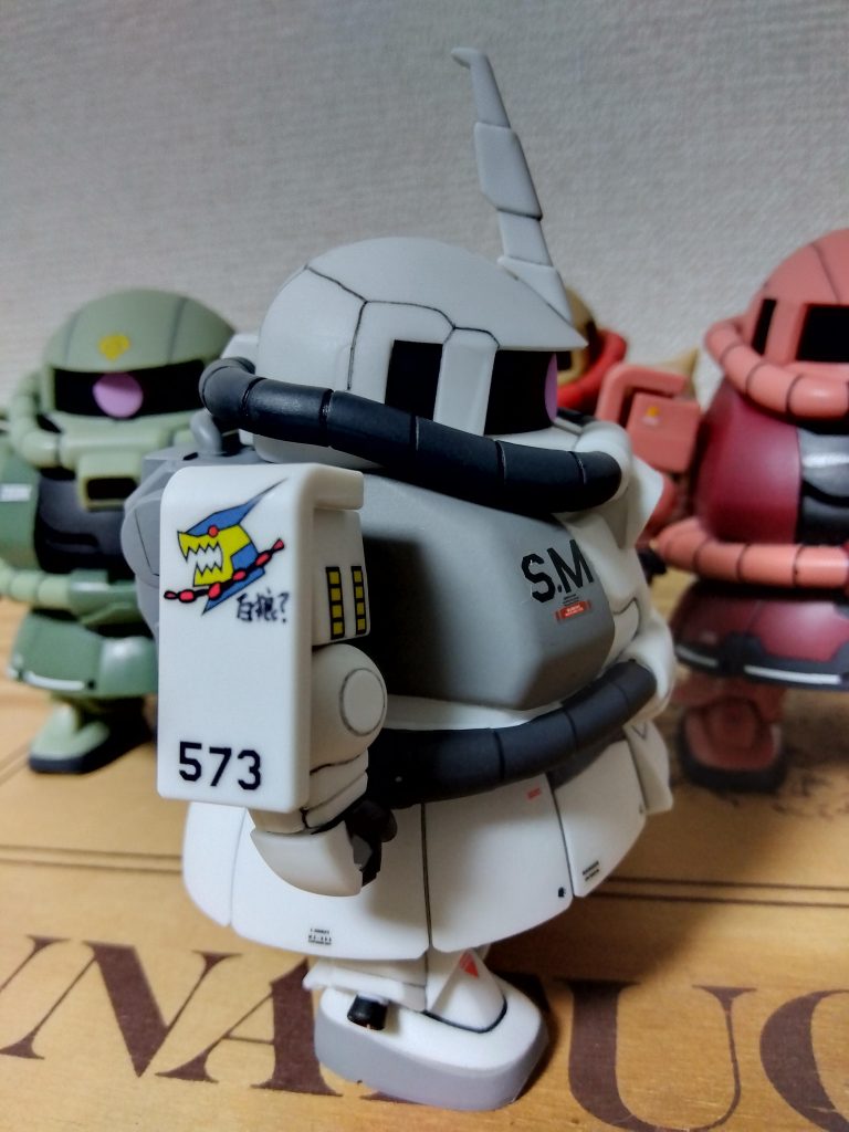 デカールはRGのマツナガ機を参考にしましたが、白狼マークが手元になくこれだけのために購入するのもなんだったので、家にあったそれらしいデカールでごまかし…胸はイニシャルですw明日9/2はグフの日。投稿はしません(できません💦)が次からはグフ(予定)の製作を始めます！完成はいつになることやら…