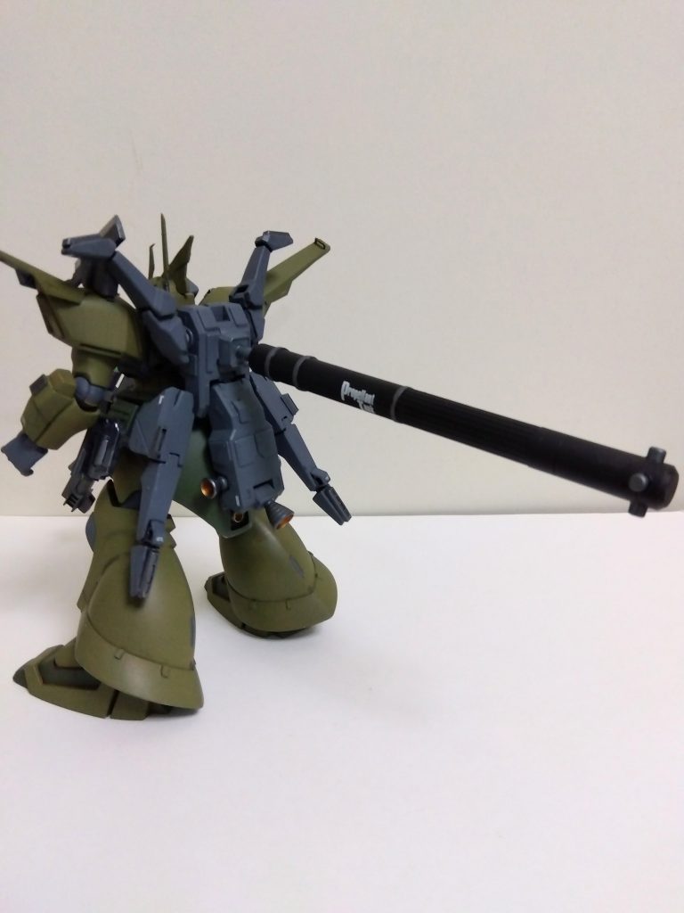 タンクは軽く、ゲルググ自体が意外と重いのでこのように自立できます。