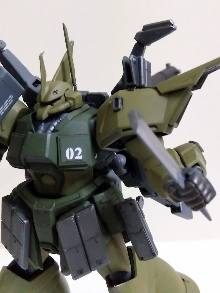 肩部の追加パーツはリゼルの腰アーマーから。左肩にはアメイジングブースターのヒートナタを装備できるようにホルダーを追加しました。