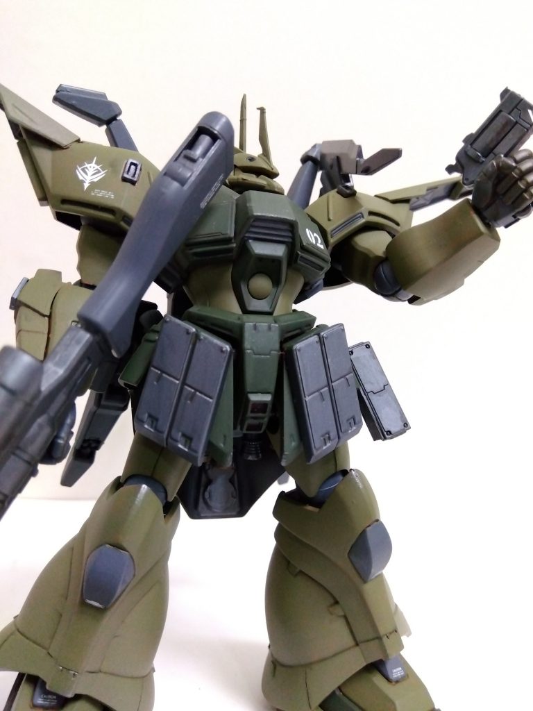 左腰にはアメイジングブースターの拳銃が装備できるようにホルスターを追加。胸部とフロントアーマーにはビルダーズパーツのパネルとアーマーを貼りました。