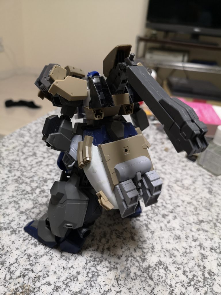 背面です。スカートはプラ板とパテ、ミキシングでジオやゼクツヴァイに似せました。パーツはジャンクから使いまくりました