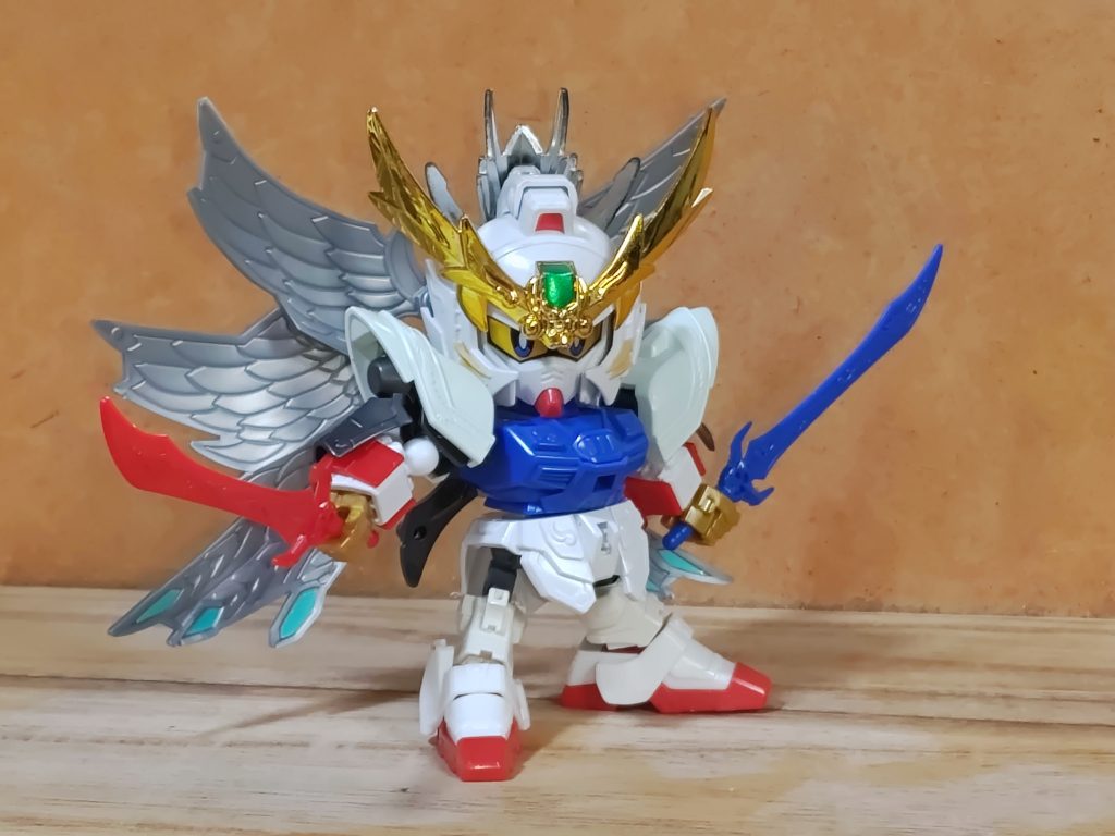 ストライクフリーダムモチーフの武人です。通常形態はフリーダム、翔龍大帝はストライクフリーダムの他、（龍輝宝装着の都合もあり）パーフェクトガンダムの意匠もあります。影舞乱夢の武人になったのは、ストライクフリーダムの武装であるドラグーンからの着想です。パーツ構成は頭部：頭は龍装（写真は無いですがストライクの意匠を入れました）、兜は翔烈帝ほぼそのままで、サイドにフリーダムのモールドと頭頂部にネオジム磁石とセッターを付けました。胴体：翔烈帝そのまんま。色変えただけで（ストライク）フリーダムに近づきました。腕：（多分）龍装の肩に腕、三位一体の拳、鎧は孔明（通常形態）と翔烈帝の一部。大帝時の龍輝宝はそのまんま。下半身：腰は翔烈帝そのまんま（しかし後述の事情で龍輝宝のパーツがポロポロ取れやすくなったので、撮影後にネオジム磁石を仕込んでます）にSMK-Vフレームを仕込むためホンタイ1（劉備）のパーツ。膝は公孫瓉の物をストライクフリーダムに近づけ、足は孫堅そのまんま。ウイング：紅蓮装と曹丕ほぼそのまま。紅蓮装のウイングはジャンクパーツを貼り付けて龍輝宝のウイングを付けられるように加工。武器：翔烈帝やアニメ版龍帝剣（及び真・龍帝剣）そのまんま。…というか、龍輝宝は基本ほぼそのまんま使ってます。