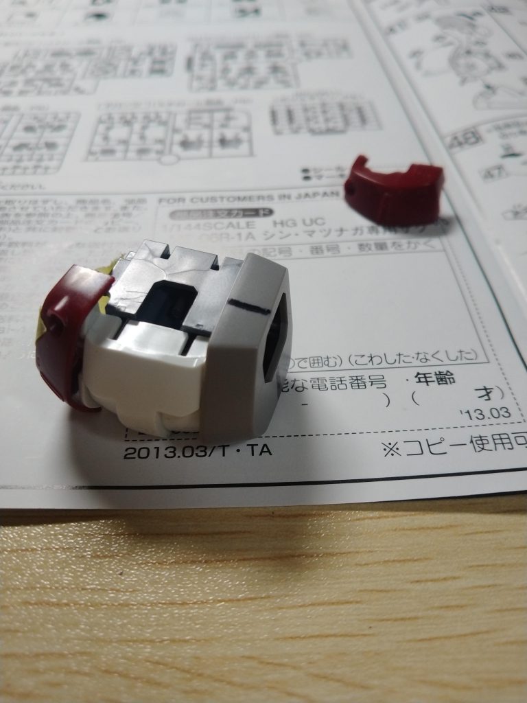 実は、胸の一部パーツだけは、いじってます。オリジン版ザク２の余剰パーツを切って貼ってくっつけました。