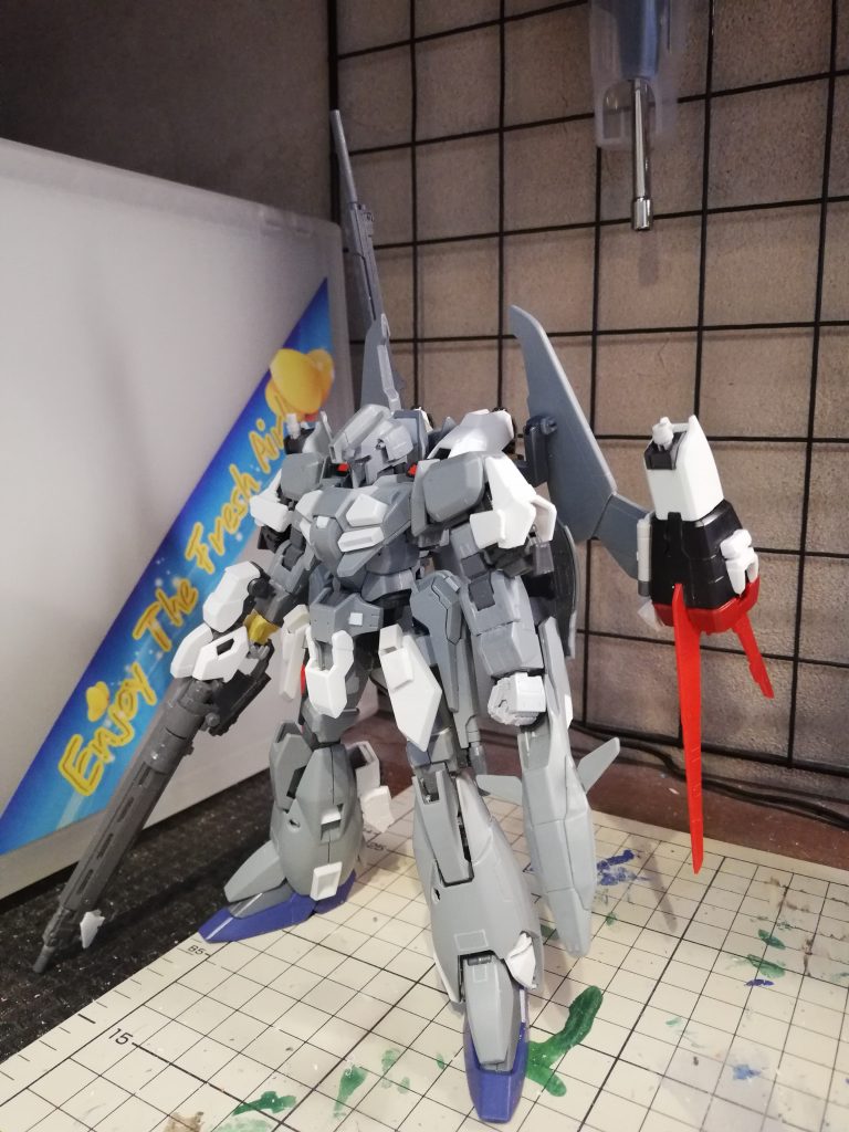 白い部品はほとんどがストライクガンダムから来ています．手にはMSハンドを使いました．最後までご覧いただいてありがとうございました．