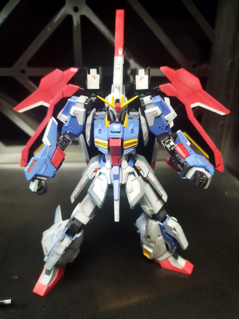 スジボリと少しプラを着けてます。元はヒザが飛び出してる形状でしたが、無い方がスッキリしてるので取っ払いました。