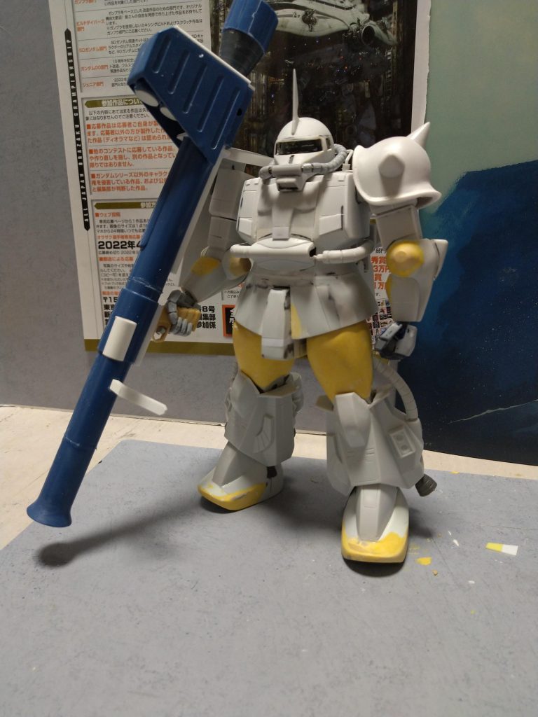 塗装直前。バズーカーも製作しました。