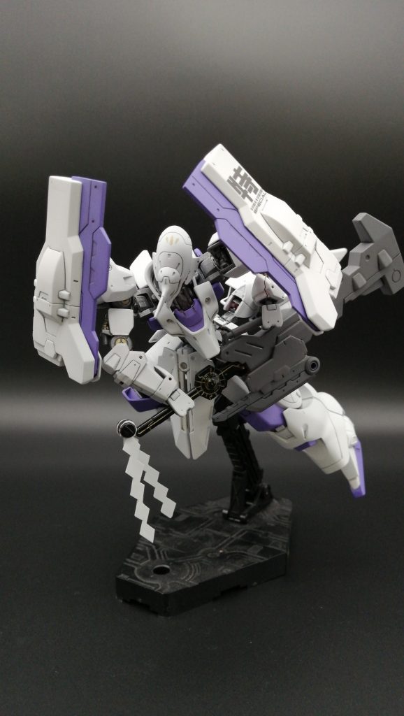 地最速の居合術。ブースターによる地を這うような急加速と、抜刀の際の鞘走りによって切先は音速に達する。