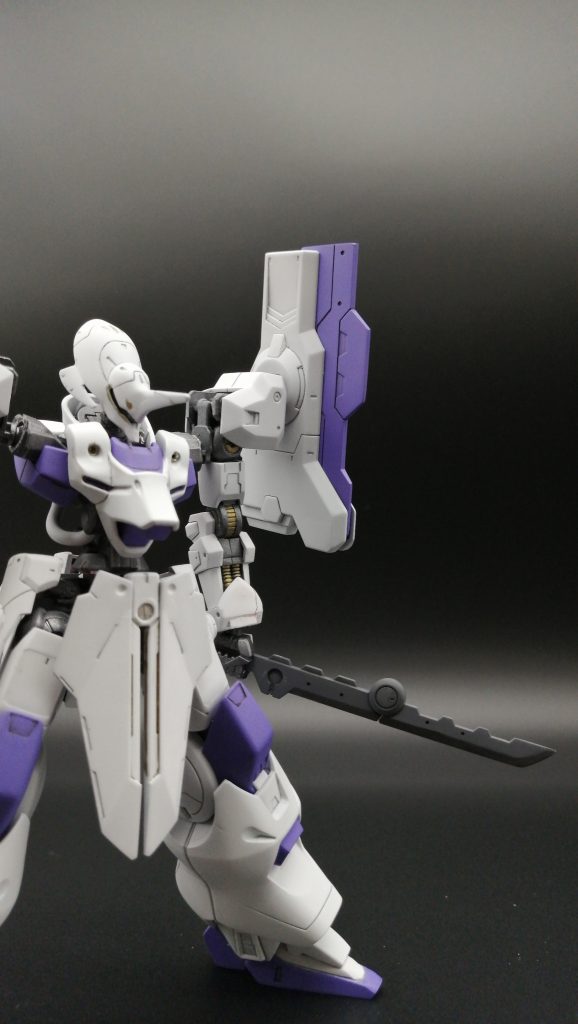 AT-10 フォールディングブレード陸自の標準装備。その名のとおり、非戦闘時は折りたたんで装備している。天叢雲剣が使えるようになるまでの繋ぎ的な役割を持つが、頑丈で取り回しもいいことからスサノヲも好んで使用している模様。なお、陸自の装備には当然重火器もあるのだが、スサノヲ曰く「無粋」とのこと。