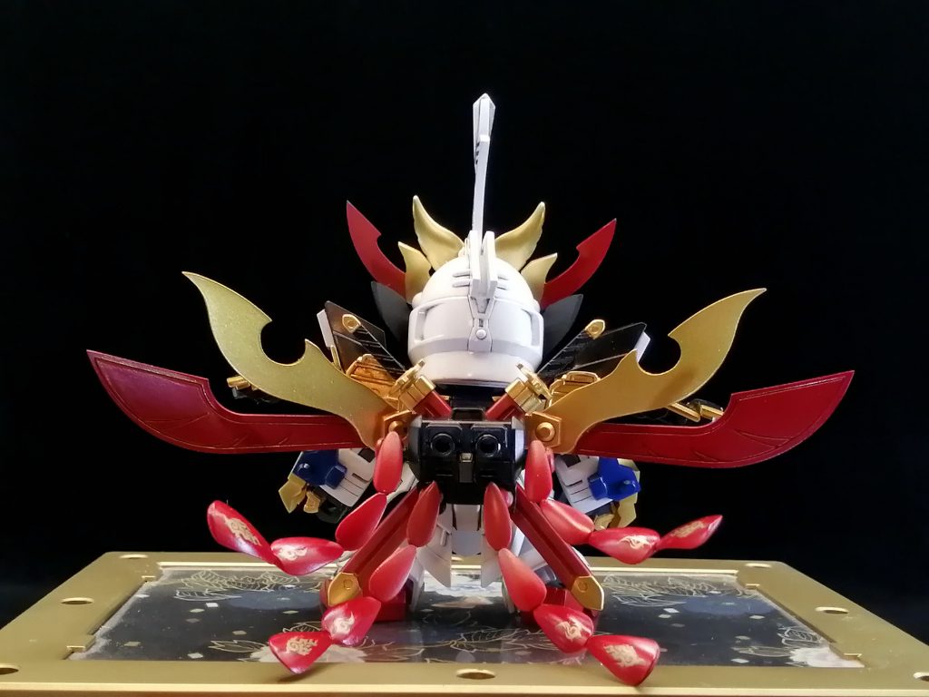 鳳凰の尾のようなパーツを自作しました。中に針金が仕込んであり可動します。