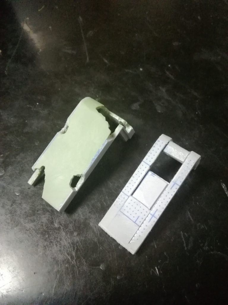 特徴的なボロボロのシールドは、内側をプラ材で新造して、二層構造にすることでダメージ加工に違和感が出ないようにしました。