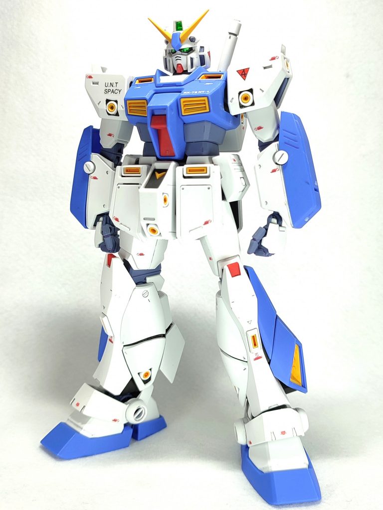 全体像すべて、Ｍｒ.ウェザリングカラーを使ってます。白い部分はマルチグレーをかなり薄めたもの。青い部分はシェードブルーとレイヤーバイオレット。黄色の部分はスポットイエローにグレーズレッドを軽く混ぜたもの。グレーの部分はレイヤーバイオレット。赤い部分はグランドブラウン。で、ちょこちょこっと。最後に、ブルー部分のエッジ部にタミヤのウェザリングマスターのスノーホワイトでササッとハイライトを描いてそれっぽくなったら完成です😁 