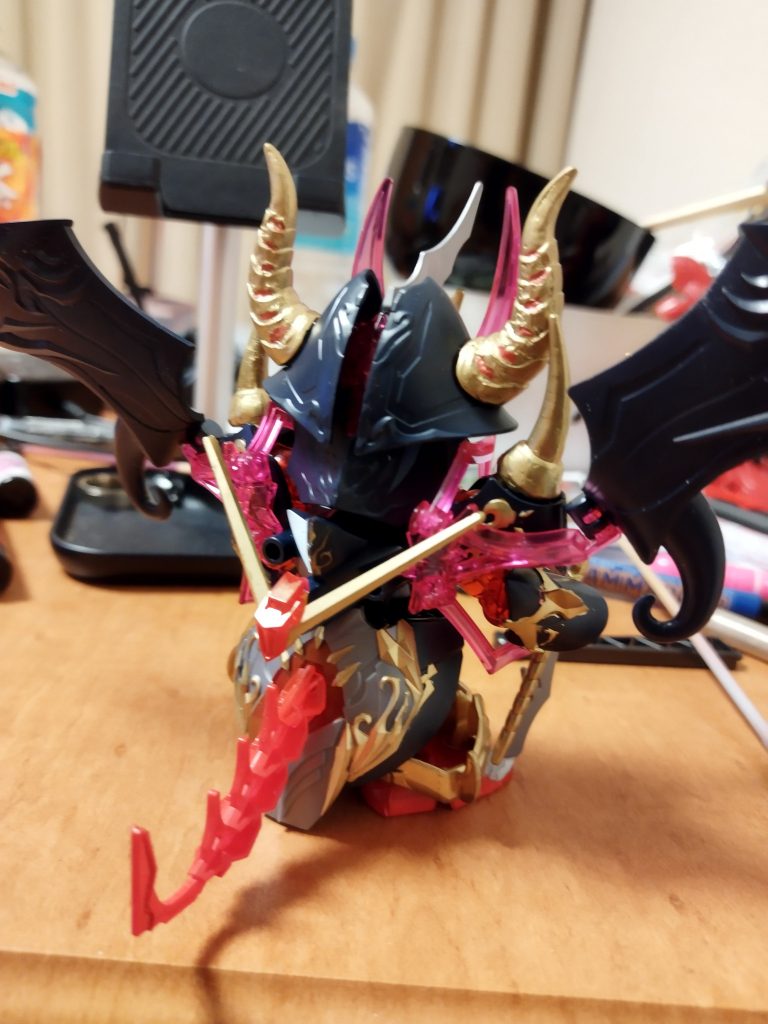 頭の角と肩の角はパテで埋めてみましたが、下手くそなもんで汚くなりました。