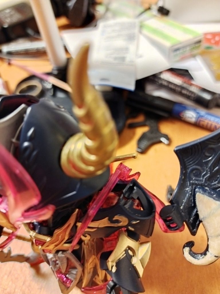 肩の角を後ハメ出来るように加工。