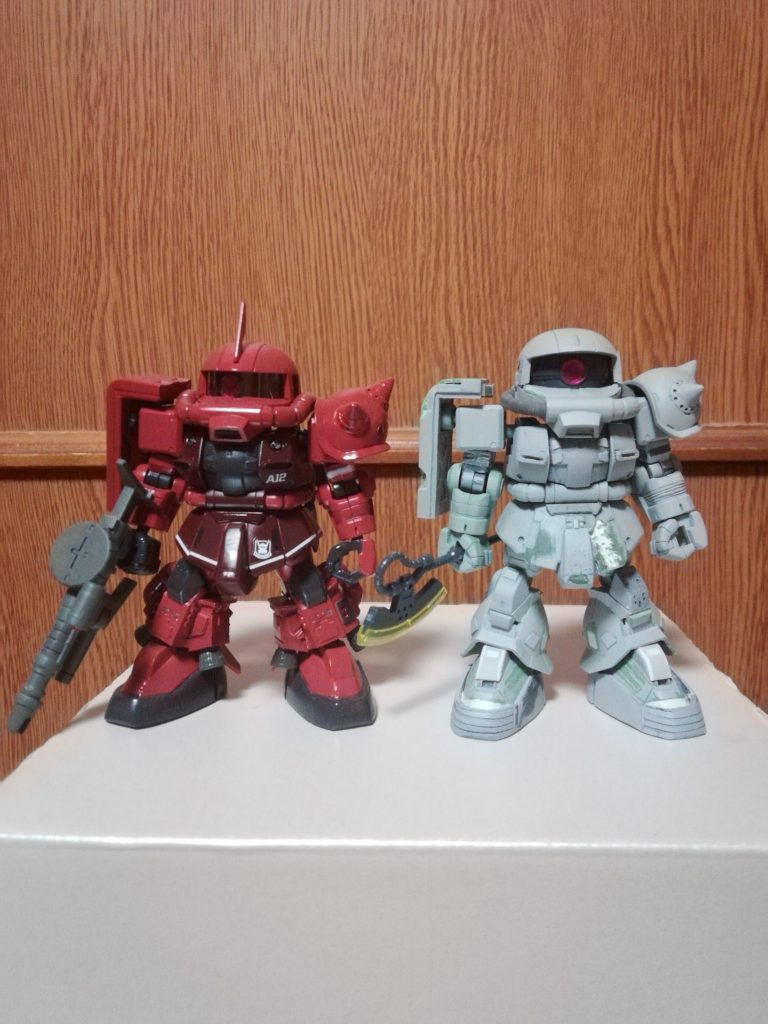 前作のシャア専用高機動型ザクとの比較。クロスシルエットの雰囲気は残しながらも、劇中で表現された異形感は出せたかなぁと思います!