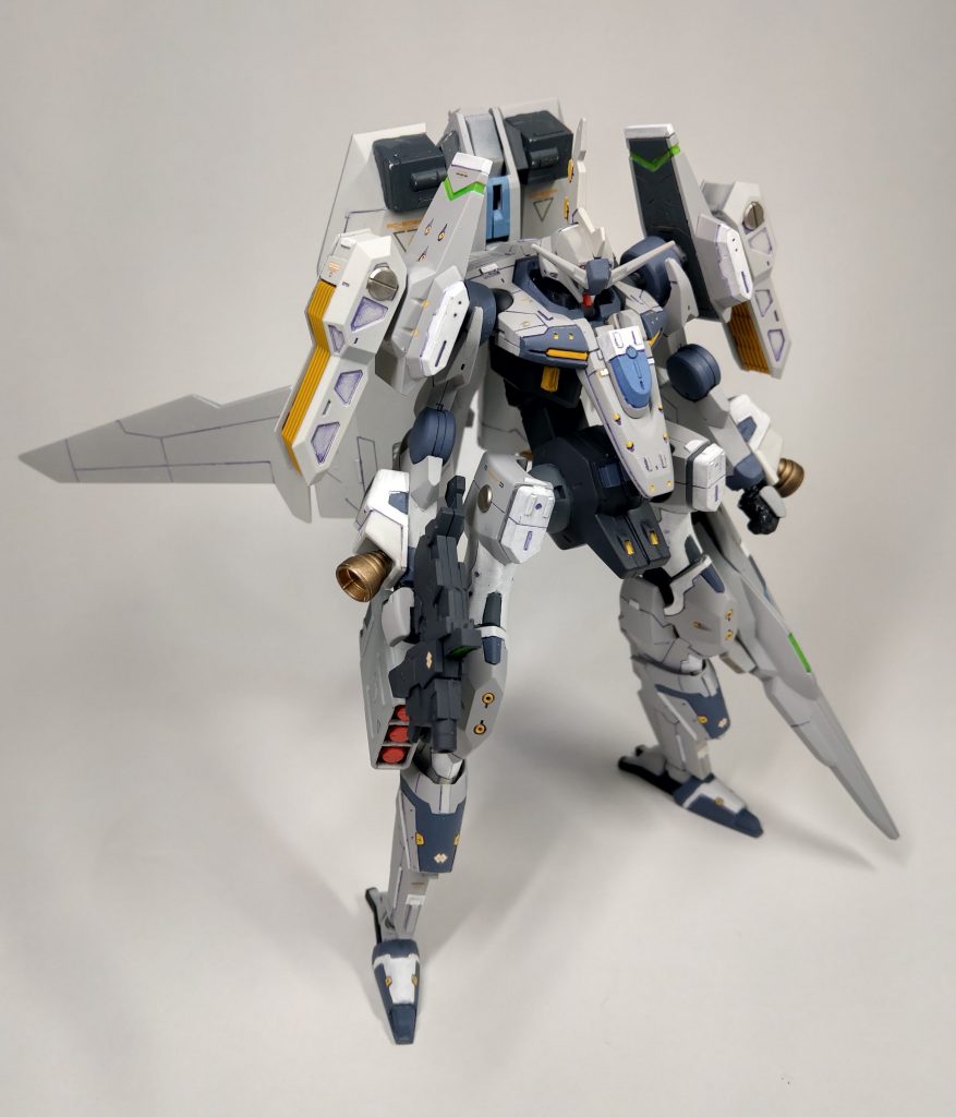 大きなウイングバインダーがみられる。可変するマンマシーンだ。