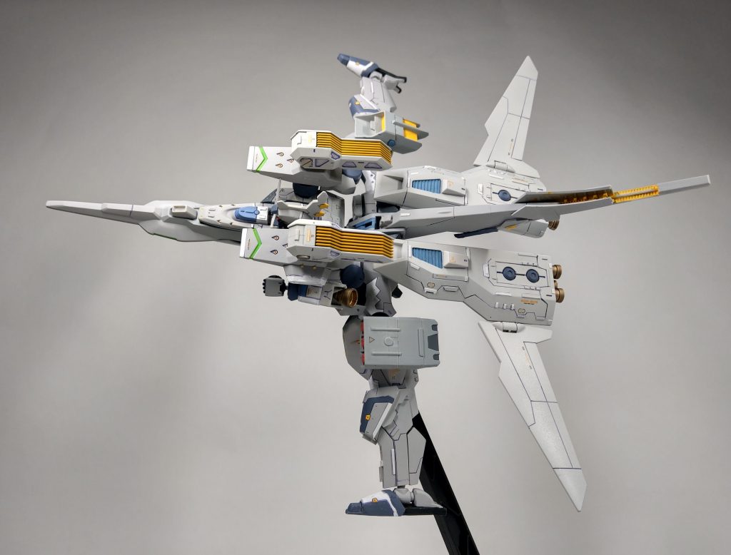 ミサイルポッドが脹ら脛に装備されている。