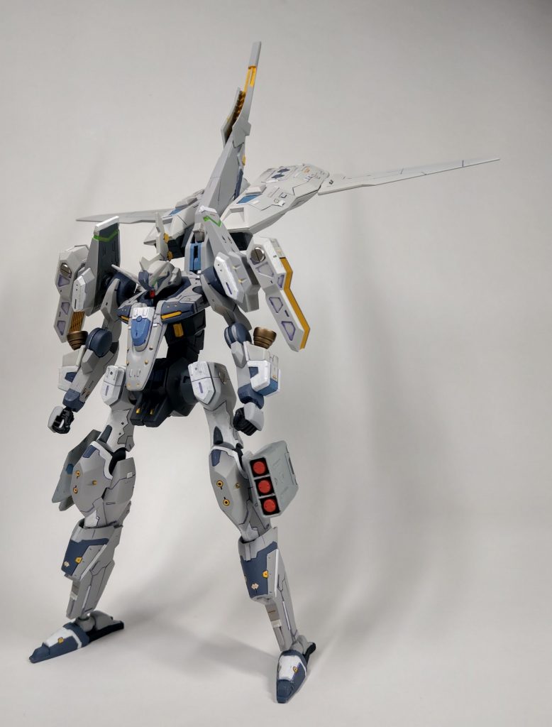 フライングモードでは人形のまま飛行可能の様子。