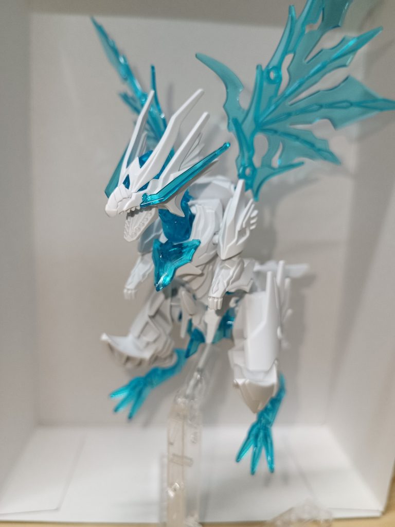 素組だとこんな感じです。まぁ悪くないです。あとミキシングとかは私では無理そう。もうパーツがちゃんと一個で作られてるのでなかなか難しい。随所に拡張出来そうな穴がチラホラ…🤔また塗装できそうな所はザラザラ加工されているので塗れそうかな〜