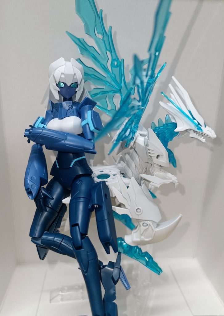 以前作成したモビルドールメイを腰掛ける。相棒感ありますかね（笑）