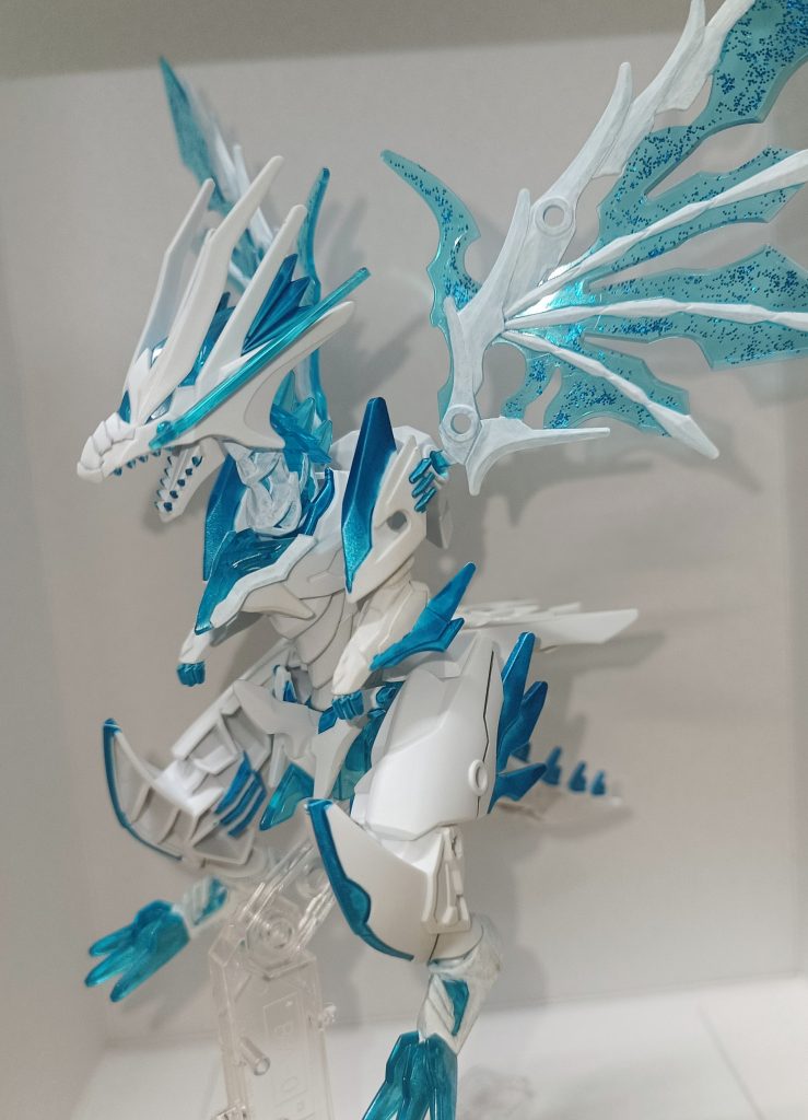 手持ちのロイヤルブルーをふんだんに使い、アクリジョン下地ホワイトも使い、グリッターペンを羽に使った。最後に陰影を際出させたくてウェザリングマスターをエッジにサワサワ〜と。どうですかね？塗りに甘い所があります。アクリジョン下地の定着が悪いのでアクリルやエナメルとかの方が良かったのかなぁと。なんか別で拡張されたのが出てきそうですね！