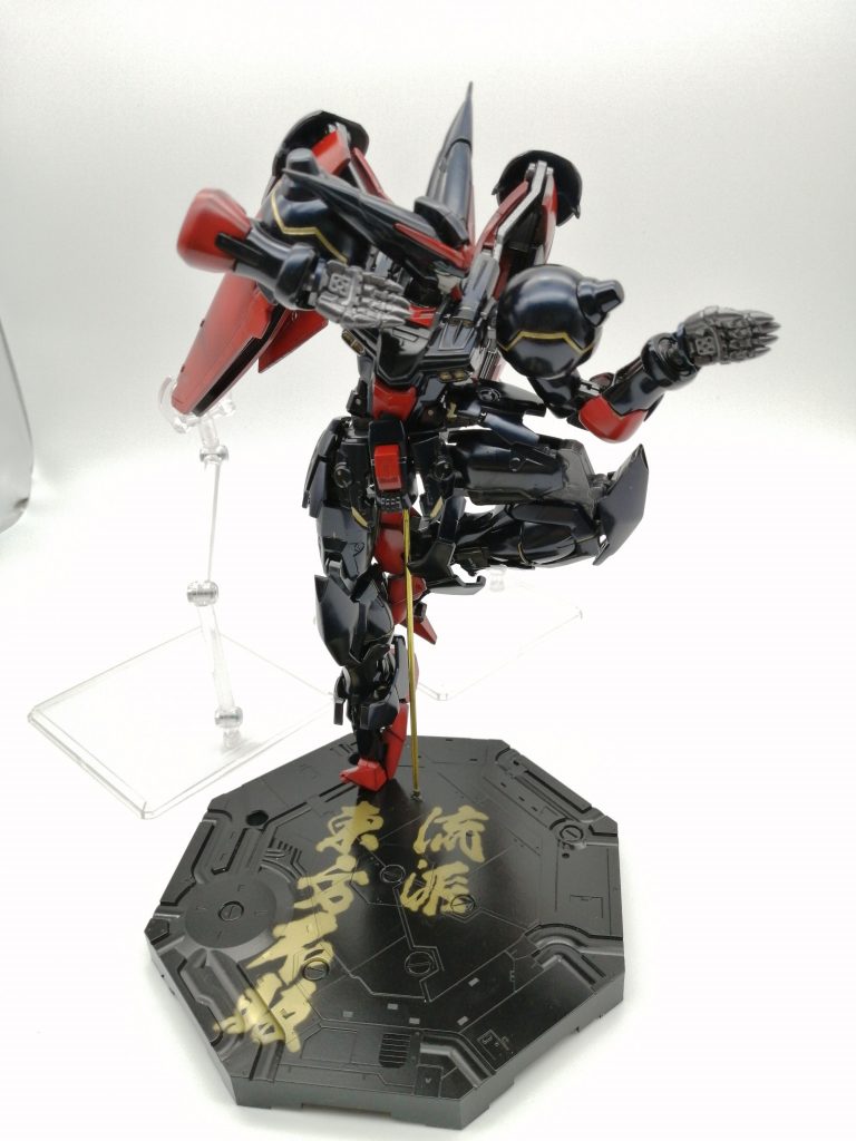 前面今回はこのポーズで固定しています。可動のことを考えなくて良かったので、逆にやりやすかったですね。             本体の大部分をプリズムブルーブラックで。うまく色が乗らなくて焦りましたが3回目くらいでやっときれいに発色。トップコートは初めての光沢仕上げにしてみました。ツヤツヤピカピカです!