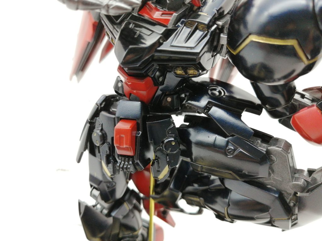 左脚は思い切り上げられるようにサイドアーマーの取り付け位置を変更しています。また本体色が暗めになるのでスジボリは意味がないと思い、ブリッツの余りパーツ等で凹凸を意識して作成しています。