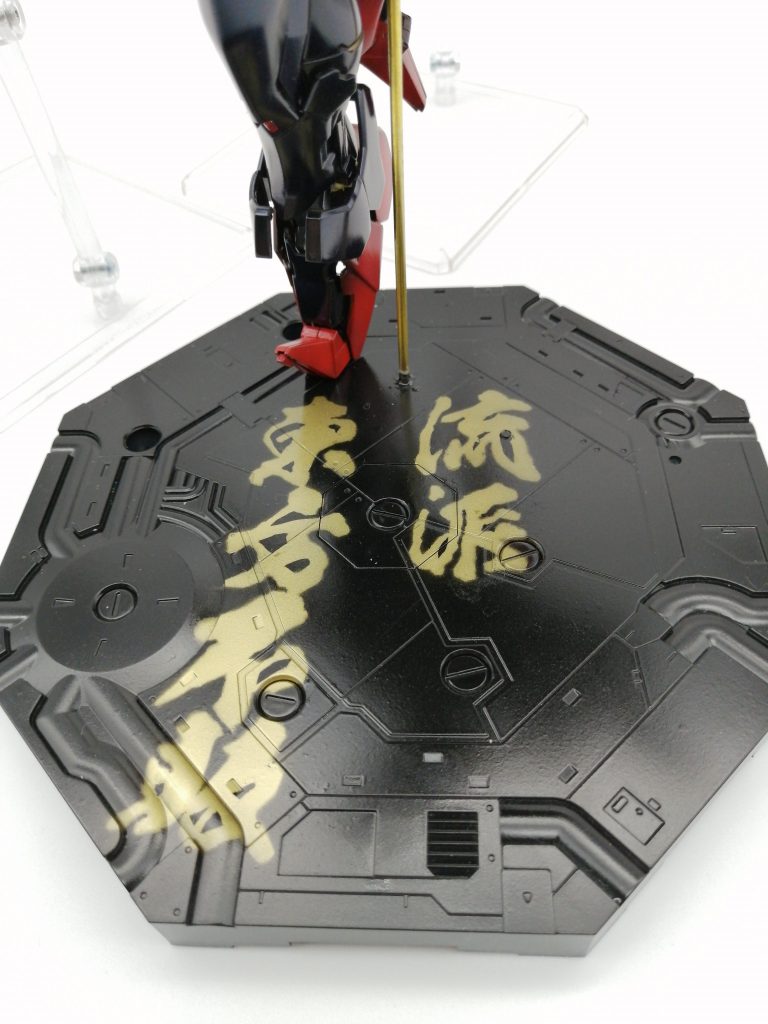 台座せっかくの固定ポーズなので、台座も頑張りました。ネットで拾った文字画像を透明のプラ版にトレースして切り抜き、マスキング塗装しています。何気に一番面倒くさかったかも…。