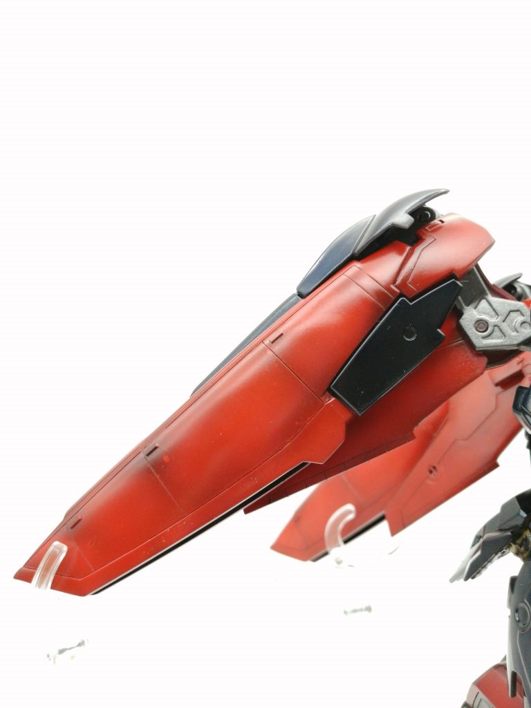 ウイングバインダー元々の黄色いモールドが「?」だったので削りこみ、航空機っぽいラインを入れました。またグラデーション塗装に初挑戦。サーフェイサーエヴォブラック→グレーFS36622→プレミアムレッド→クリアーブラックの順番でしたが、グレー塗装の際きれいに吹けず失敗。いつまでたっても塗装は苦手です…。