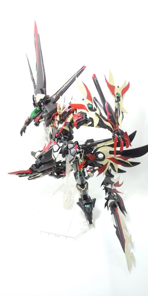 左腕にはドラグエッジクロー