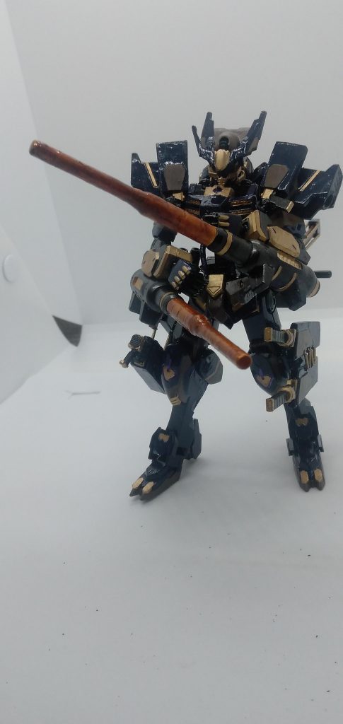 基本兵装 ヒートトンファー両腕部に装備したT-nSの基本兵装、炸薬式の射出機構を持ち、敵機に接触後、ゼロ距離からの射撃は非常に高い貫通力を誇る、一撃ごとに使用した薬莢は排出される。アスモデウスのグラントンファーの説明文のパクリっすねなんかこれヒートにしたら宇宙世紀ぽいと思ってしましたね。あとクリアカラーが大変でした(2回目)