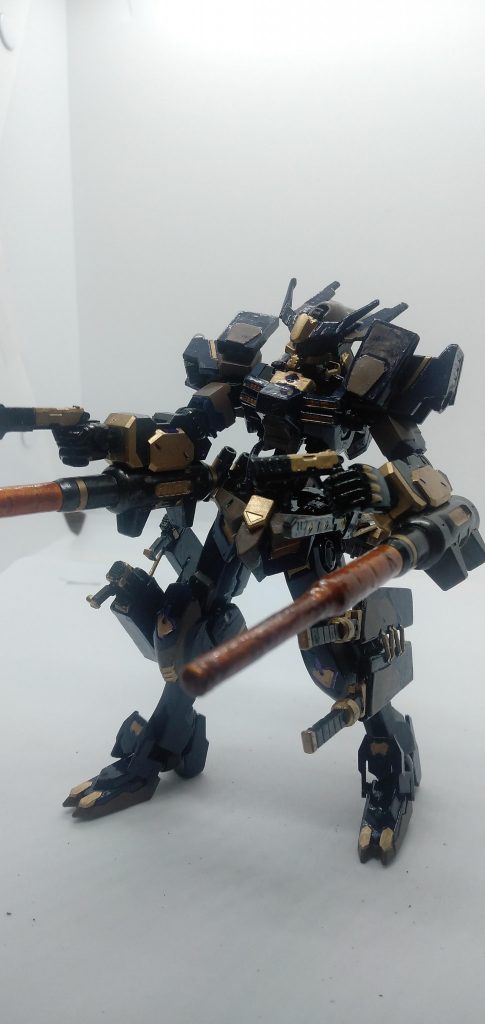 基本兵装 ビームピストル主にヒートトンファーとの併用で使用する 両肩部に装備したT-nSの基本兵装はい肩(?)につけたせいで多分邪魔ですよね。でも肩にナイフとかピストル装備してるのかっこいいなあって思ってたんですよね。なので満足ではあります。