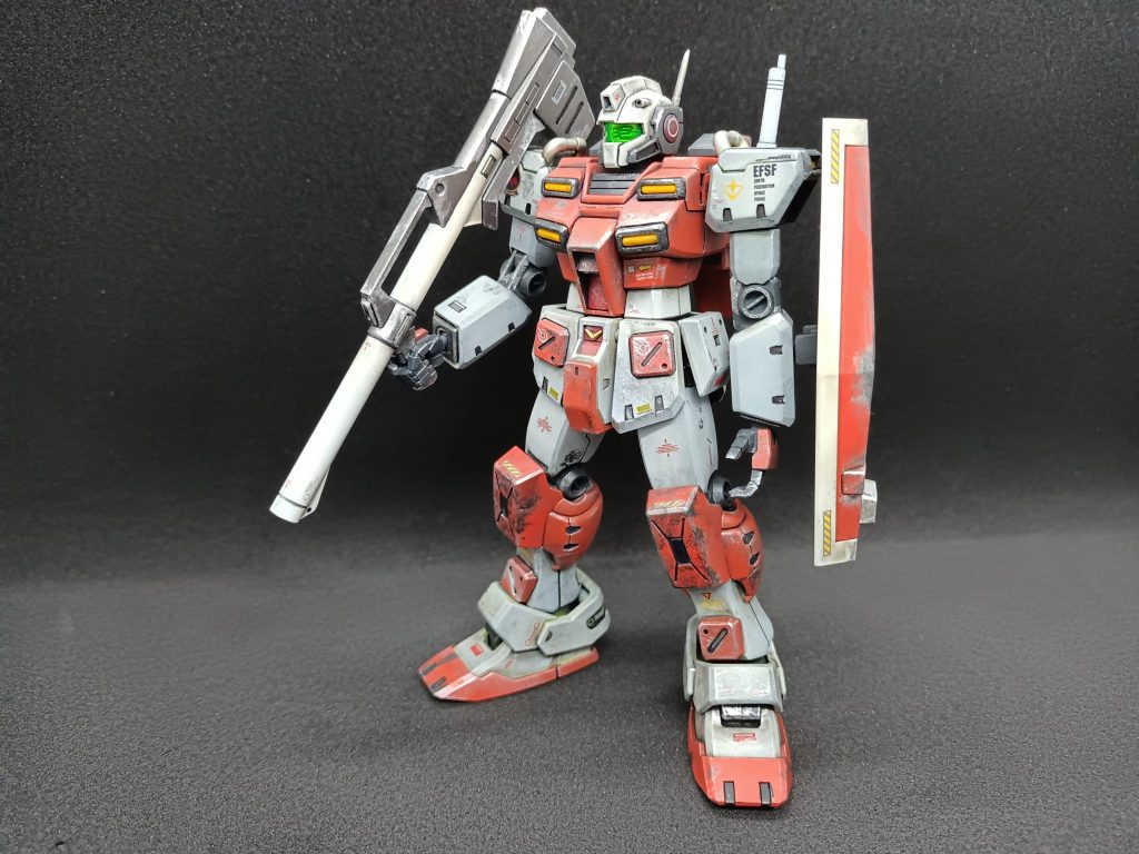 スカートやスネの四角いとこと股間は本来白ですがオレンジに塗り替えています。胸のダクトも黒を追加しています。