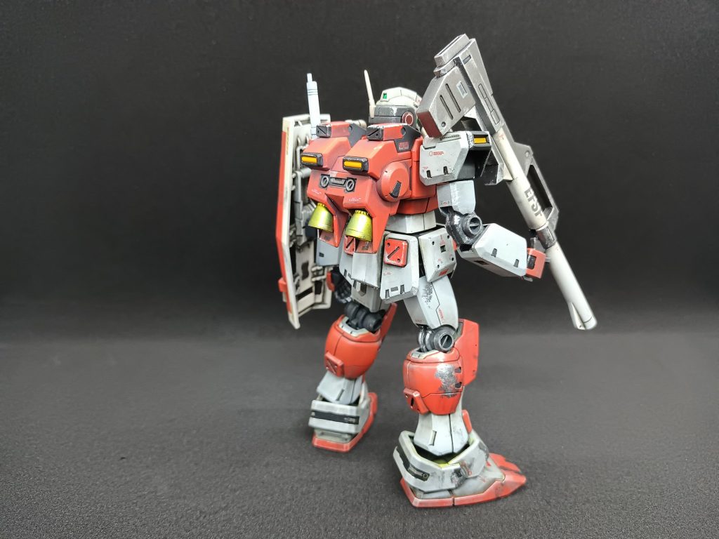 後ろも同様に色変えしています。パーツ分割はされていないのでマスキングによる色分けとなります。マスキングゾルを使ったのですが拭き取ったつもりが拭き取れておらず塗装が剥げまくり、結局やり直しています…