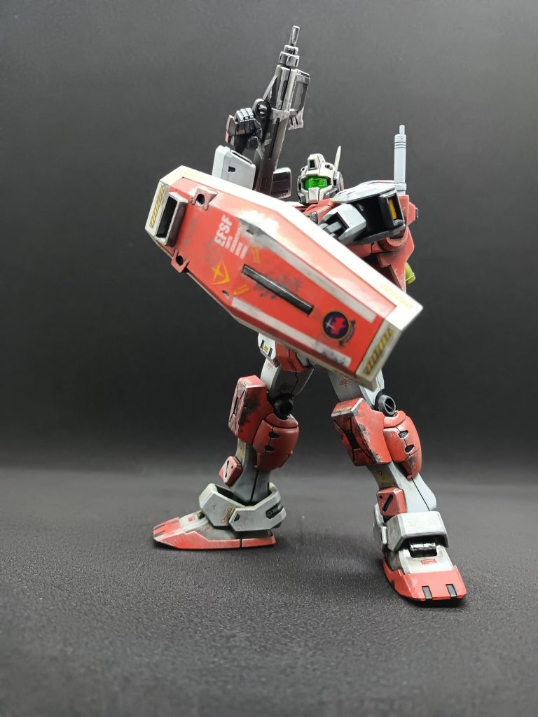 肩アーマーと前腕部分はエッチングソーで切断し後ハメ加工をしています。ウェザリングカラーをエアブラシで吹き付けて乾いてから水を含ませたメラミンスポンジで落としてます。ドライブラシは、銀とガンメタの水性塗料