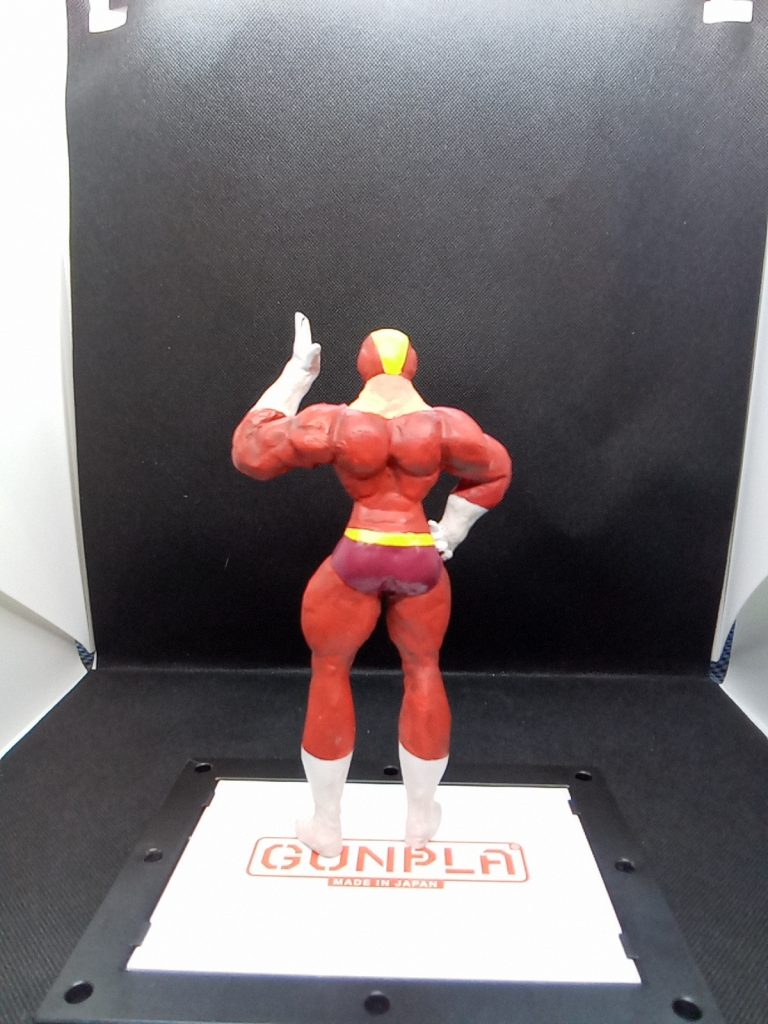 背中は設定図が見つからなかった為【たぶんこんな感じ】と造ってます。肩甲骨辺りの筋肉は漫画的イメージ