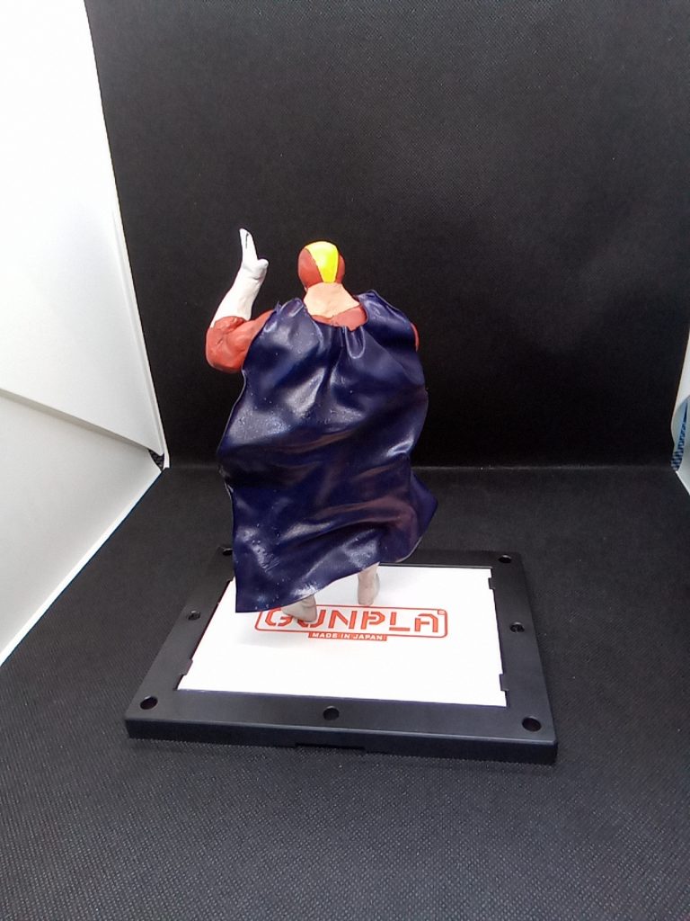 マントは初の試み0,5mm?のプラ板を熱で曲げてそれっぽく塗装はアクリルガッシュのプルシアンブルーを使用 影になる部分をウエザリングしてからアイシャドー用(ラメ入り)コスメを全体に塗布高級感を出そうとしてみましたが・・写真写りが微妙