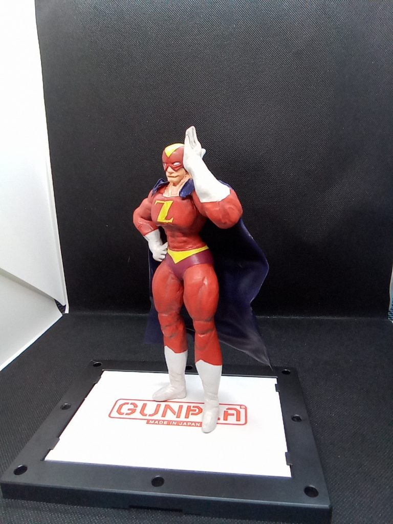 腕(肘から先)と脚(足首から下)はスカルピーで大まかに造ってからデザインナイフで削りだしてます。