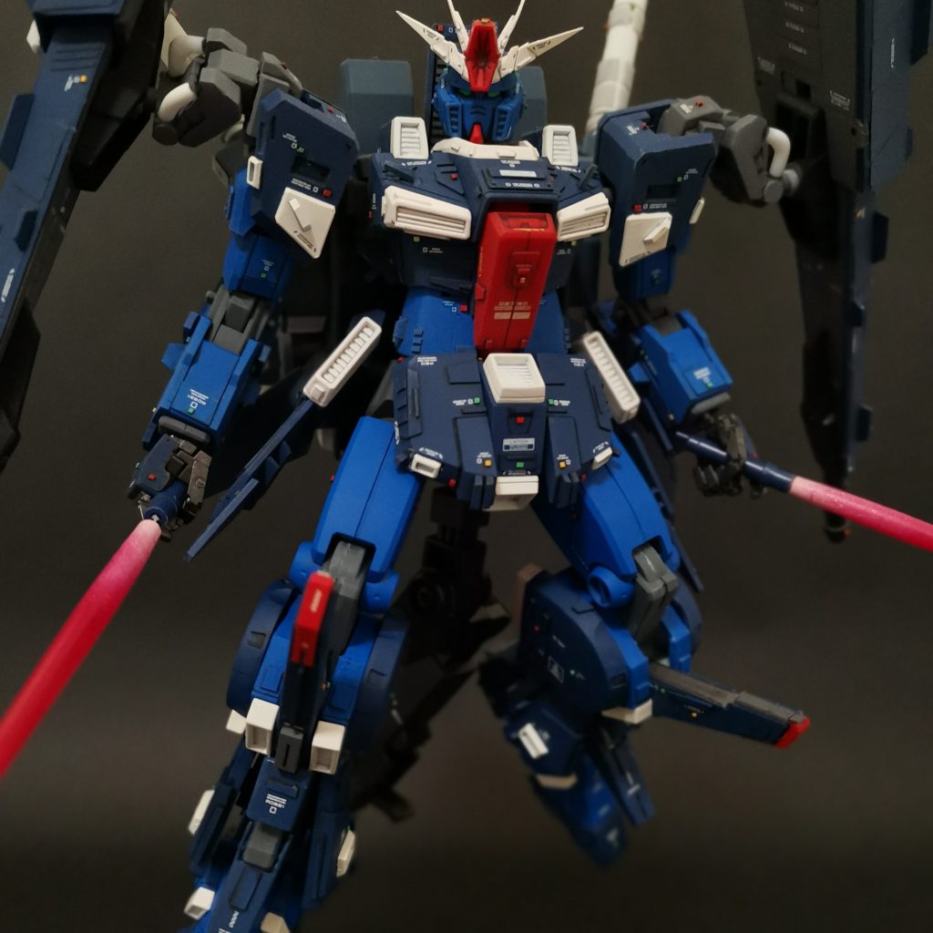 ビームサーベルを2本装備させた状態へ。