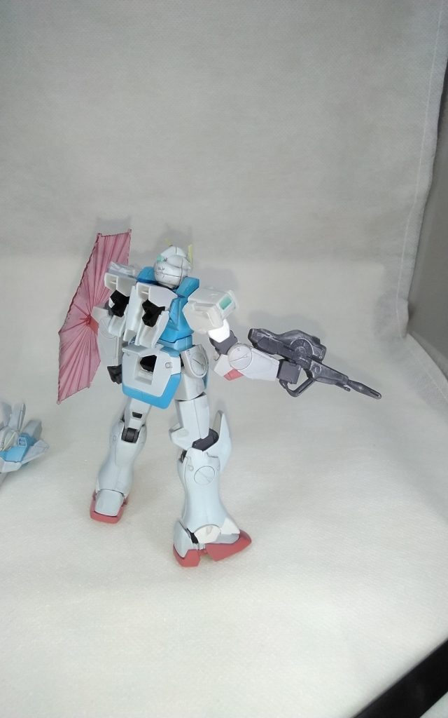 元々小さい機体なので後ハメしようとしたフェイスパーツがパッキリ割れたので断念　頭部最中はパネルライン風分割だったので無理にする必要なかったかなぁ