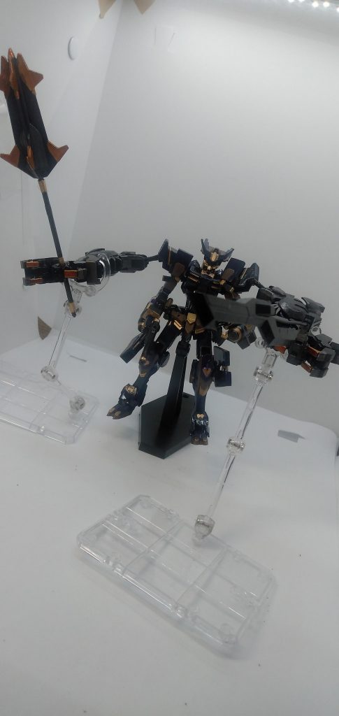 換装兵装 クローアーム     ギガントジャベリン     ヒートメイスT-nS専用の地上用換装兵装メーティスシステムを用いることで同時運用可能となっている。ソール部分にヒートクローを隠し持ち、敵機を掴み挟み込むことかできる。ギガントジャベリンはジャベリンの名が示す通り投擲が可能、スラスター機構を内蔵したソード部分は、柄とワイヤーで接続されている。剣のように使用することができる。近中距離武装。どうでしょうか、ヒートメイスはとくに書くべきことないので端折りました。なんか尖端(?)部分がヒートしたら、なかなか良い感じかなと思ったのですが、どうでしょうかあとギガントジャベリンはもうちょい撮り方あったような気がしますね。塗装も手抜きですし〜アームの接続部分が雑なのは勘弁してほしいです。