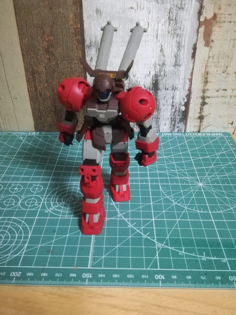 正面背負っているのはプロペラントタンク足はしっかりしているが、それでも背中が重いため、やや前のめり