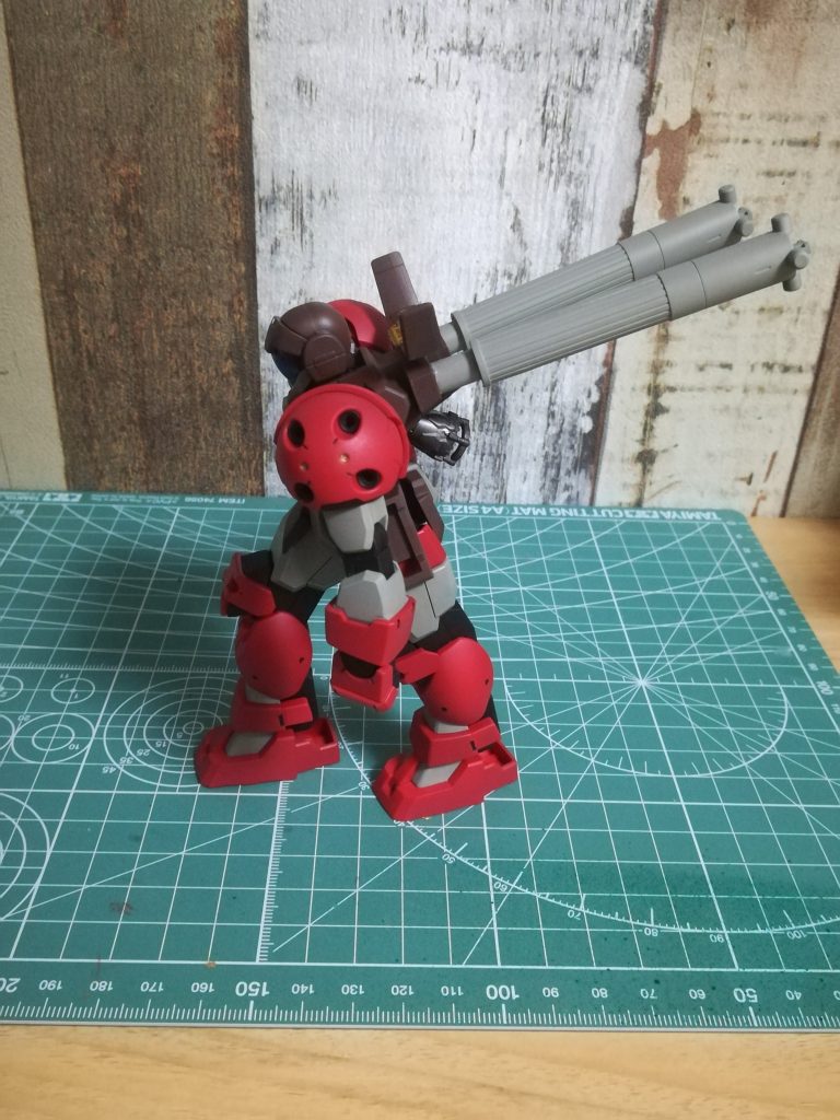 横面この形にするにあたっての設定は、『宇宙において、プロペラントタンクを十数秒で空にするほどの推力をもって敵艦へのラムアタック、もしくは敵MSに肉薄し制圧することを目的として作られた』というものわざわざ広大な宇宙空間で殴り合うロマンのためには、プロペラントタンクは背負わざるを得ない