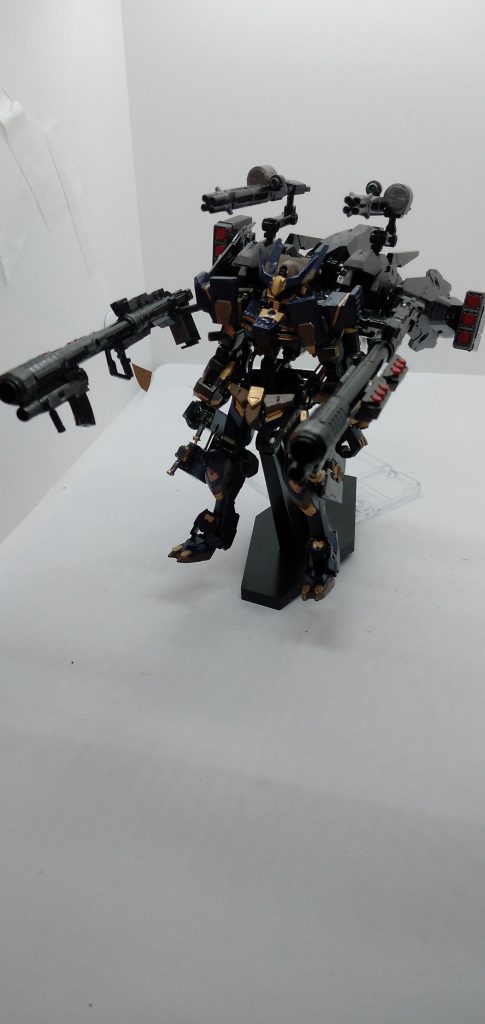 換装兵装   宇宙用大型ブースターユニット                   バズーカー ✕2T-nS専用の宇宙用換装兵装クローアーム同様こちらも、メーティスシステムを用いることで同時運用可能となっている。宇宙空間においての高機動を目的としておりブースターユニットにはビームガトリングとミサイルが装着してある。肩部にはバズーカーを接続しており 高機動でありながら射撃戦もこなせる。なかなかいい出来ではないでしょうか、バズーカーを肩につけるというロマン素晴らしいですよ。(自己満足)ブースターユニットは最近発売されたやつを使わせてもらいましたね。