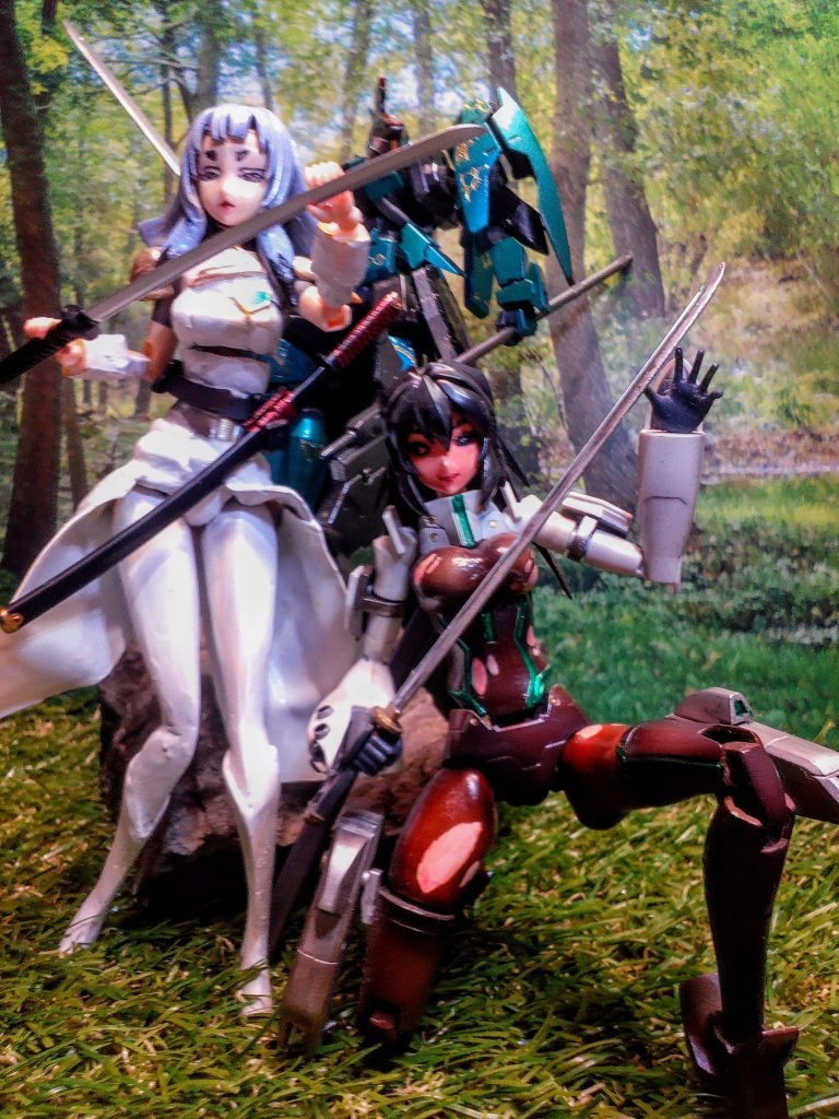 こちらは改造ベースのモビルドールメイさんと改造後のカルダさんの比較画像です。(メイさんも?結構改造しています。)