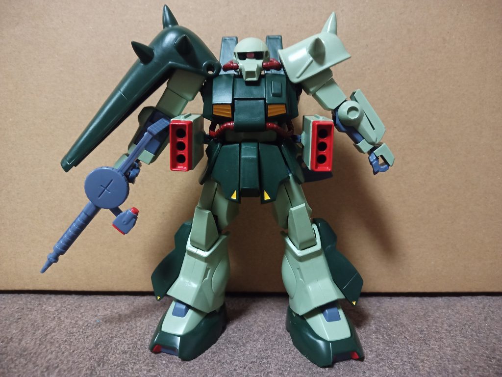 武器セットのミサイルポッドも付けれますが肩はボールジョイントの為限界まで上げてこんな感じです(;´д`)トホホ…ハイザックの元のハンドパーツはジョイント部のサイズが全然違うのでそのままだと付かないのですが余らせても仕方がないので加工して付けれるようにしました