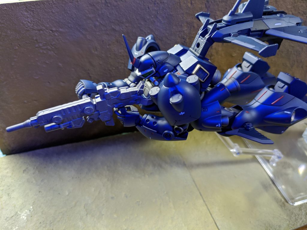 水中高速移動時は背部を可動させます。