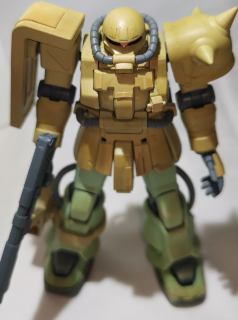 モノアイはクリアパーツ化しました。裏にガンダムマーカーシャインシルバーを塗っています