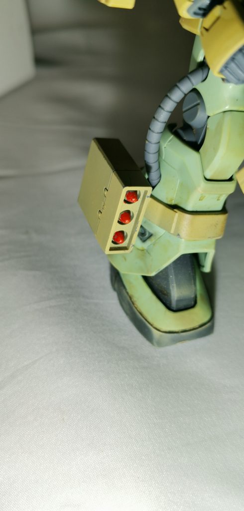 脚のミサイルポッドはダークイエローで塗装後弾頭部をガンダムマーカーレッドで爪楊枝塗装ここが一番大変でした。